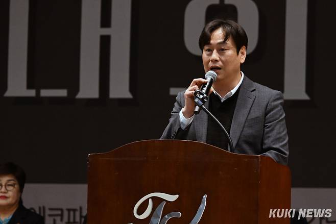 윤호 대한시니어탁구협회장이 11일 서울 강남구 일원에코파크 체육관에서 열린 제5회 회장배 전국시니어탁구대회에서 환영사를 하고 있다. 박효상 기자