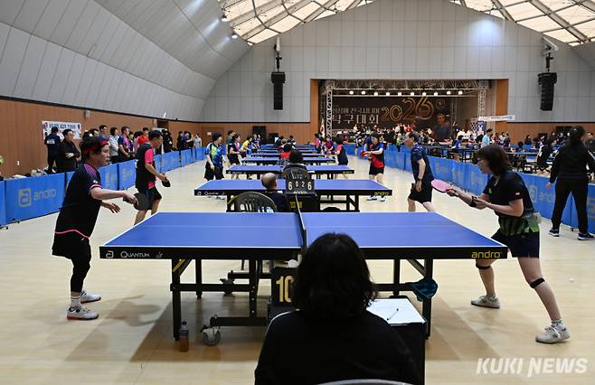 제5회 회장배 전국시니어탁구대회가 11일 서울 강남구 일원에코파크 체육관에서 열렸다. 박효상 기자