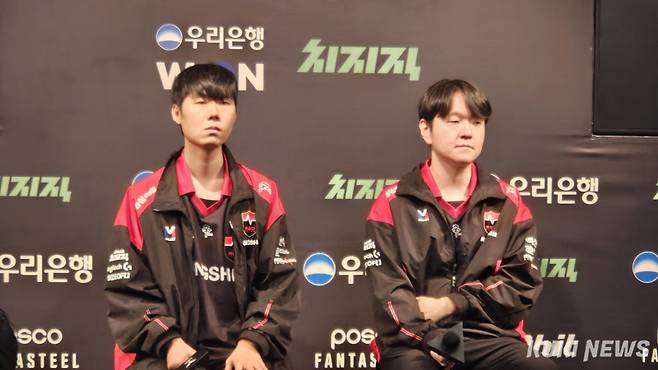 ‘리헨즈’ 손시우(왼쪽)와 최인규 농심 레드포스 감독이 11일 서울 종로구 LCK 아레나에서 열린 키움 DRX와의 2026 LoL 챔피언스 코리아(LCK) 정규 시즌 경기가 끝난 뒤 기자회견에 참석하고 있다. 송한석 기자