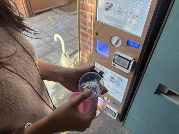 10일 수원시 팔달구 신풍동의 한 무인 네컷사진 매장에서 이지원씨(20)가 뽑은 키링을 보여주고 있다. 서다희 기자