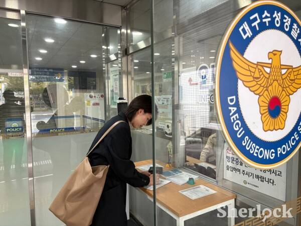 ▲조아영 기자가 코치가 고소한 사건의 피의자 조사를 받으러 지난해 10월 대구 수성경찰서에 출석했다 ⓒ셜록