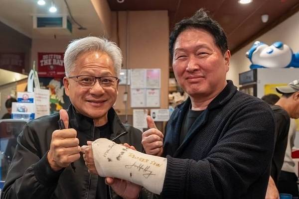 ▲지난달 25일 최태원 SK그룹 회장이 인스타그램에 게시한 젠슨 황 엔비디아 CEO(왼쪽)와의 사진