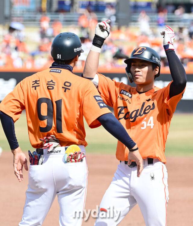 2026년 3월 29일 오후 대전 한화생명볼파크에서 열린 ‘2026 신한 SOL KBO리그' 키움 히어로즈와 한화 이글스의 경기. 한화 오재원의 2회말 2사 2.3루서 2타점 역전 적시타를 친 뒤 기뻐하고 있다./마이데일리