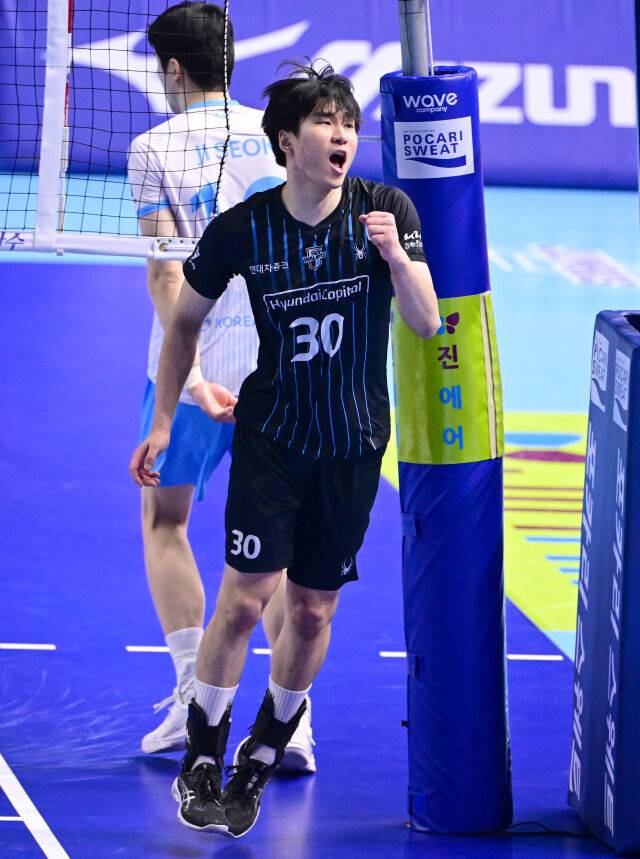 정지석의 공격을 막은 신호진이 포효하고 있다 / 한국배구연맹(KOVO)