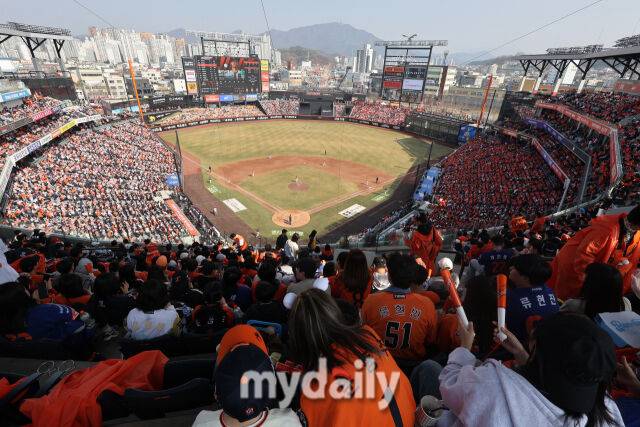 2026년 3월 29일 오후 대전 한화생명볼파크에서 열린 ‘2026 신한 SOL KBO리그' 키움 히어로즈와 한화 이글스의 경기. 만원 관중이 응원하고 있다./마이데일리