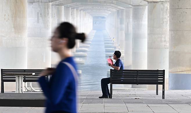 전국 대부분 지역에 폭염특보가 내려진 가운데, 마포대교를 찾은 한 시민이 물을 마시고 있다. 이상섭 기자