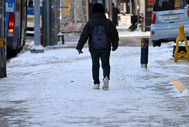 서울 용산구 한 이면도로에서 시민들이 빙판길을 조심히 걷고 있다. 이상섭 기자