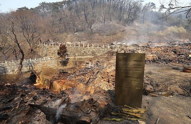 경북 의성군 단촌면 고운사 가운루를 비롯한 건물들이 전날 번진 산불에 모두 불에타 흔적만 남아 있다. 의성=이상섭 기자
