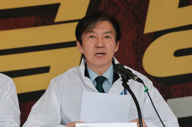 조국혁신당 조국 대표가 9일 국회 본청 앞 정치개혁 촉구 천막농성장에서 열린 최고위원회의에서 발언하고 있다. 연합뉴스