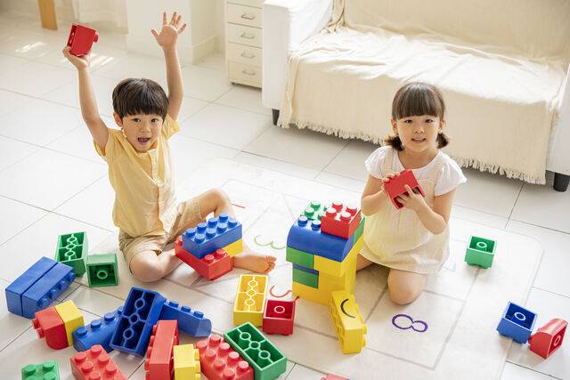 친구와 놀며 순서를 기다리고 블록을 쌓으면서 계획을 다시 세워보는 것 등의 경험이 충동 억제력과 작업 기억, 인지적 유연성을 키워준다. 클립아트코리아