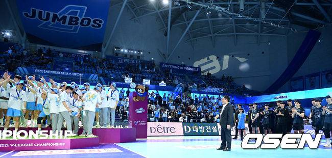 '챔피언' 대한항공을 축하하기 위해 30여 분간 기다린 뒤 도열해 박수를 보내는 현대캐피탈.
