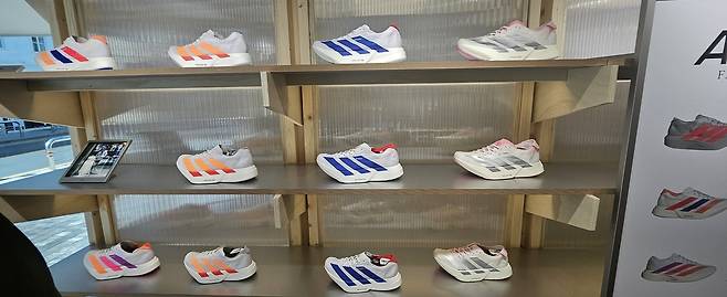 러닝 제품에서 아웃도어 라인으로 이어지는 구성을 통해 러닝을 하나의 스포츠가 아닌 라이프스타일로 확장시키려는 의도를 엿볼 수 있다. 박윤희 기자