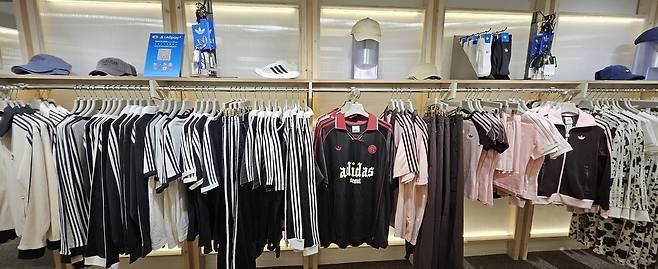 한국적 색감을 담은 커스텀 디자인은 외국인 방문객들이 이곳을 찾는 이유다. 박윤희 기자