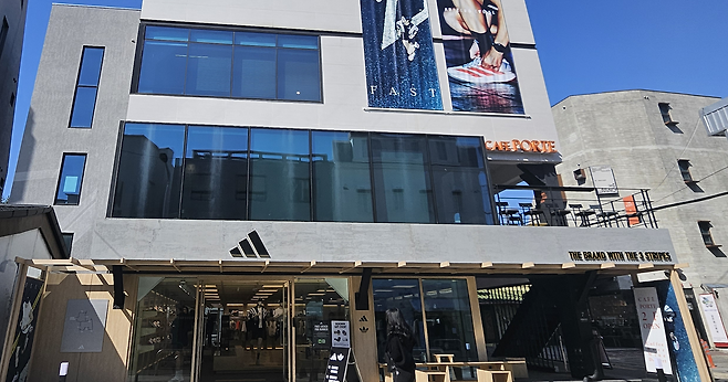 퍼포먼스 서촌 매장 입구 한쪽에 러너들을 위한 휴식 공간이 마련돼 있다. 박윤희 기자