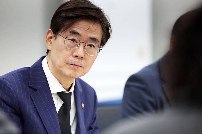 조경태 국민의힘 의원이 12·3비상계엄 1년을 맞은 지난해 12월 광주 서구 5·18기념회관을 찾아 5·18 3단체(부상자회·공로자회·유족회) 등과 간담회를 하고 있다. 뉴스1