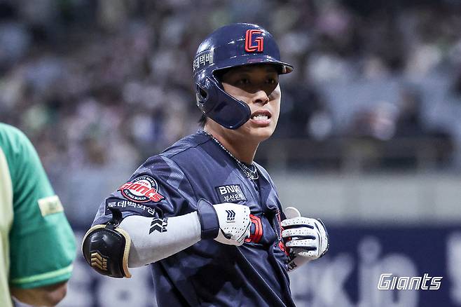 롯데 황성빈이 10일 고척스카이돔서 열린 키움전서 안타를 친 뒤 세리머니를 펼치고 있다. 사진제공|롯데 자이언츠