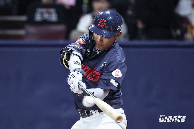 롯데 황성빈이 10일 고척스카이돔서 열린 키움전서 타격하고 있다. 사진제공|롯데 자이언츠