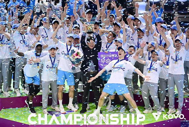 대한항공 선수들이 10일 인천 삼산체육관에서 열린 2025~2026 V리그 남자부 챔피언결정전에서 우승한 뒤 트로피 세리머니를 하고 있다. KOVO 제공