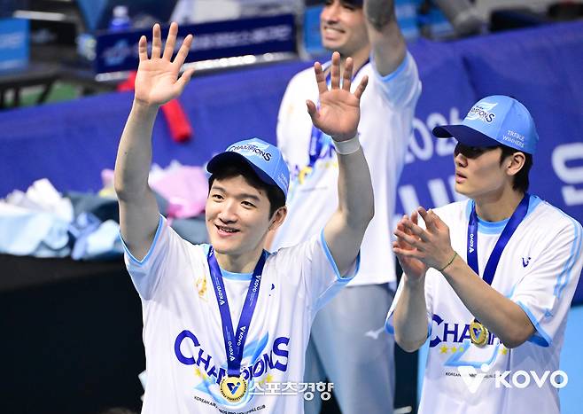 대한항공 정지석이 10일 인천 삼산체육관에서 열린 2025~2026 V리그 남자부 챔피언결정전(5전 3승제) 5차전에서 우승한 뒤 활짝 웃고 있다. KOVO 제공