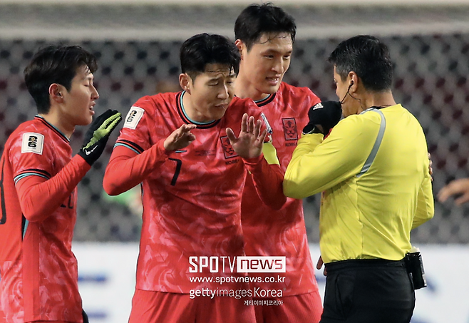 규모가 커진 만큼 기회의 문도 넓어졌지만 한국 심판진이 마주한 '월드컵 본선행' 벽은 여전히 높았다. 선수단 성적뿐 아니라 경기 공정성을 책임지는 '판정의 영역'에서도 국제 경쟁력이 약화되고 있단 신호로 읽힌다.