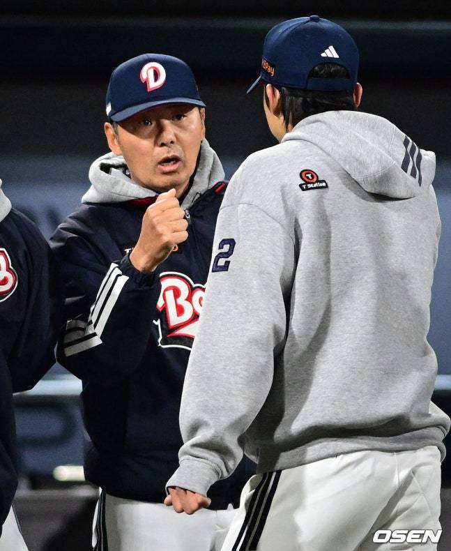 두산 김원형 감독(왼쪽)이 10일 수원KT위즈파크에서 열린 2026 신한 SOL KBO리그 정규시즌 방문경기에서 KT에 승리하고 선수들을 격려하고 있다.