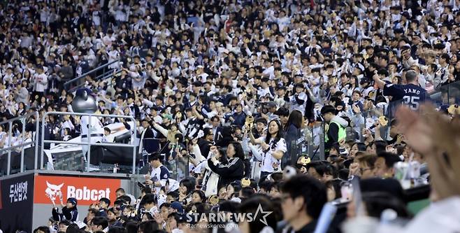 20260403HHOB020262026 신한 SOL KBO리그 두산 베어스 대 한화 이글스 경기가 3일 서울 잠실야구장에서 열렸다. 구장을 가득 메운 야구팬들이 응원을 하며 명승부를 관전하고 있다. /사진=김진경 대기자