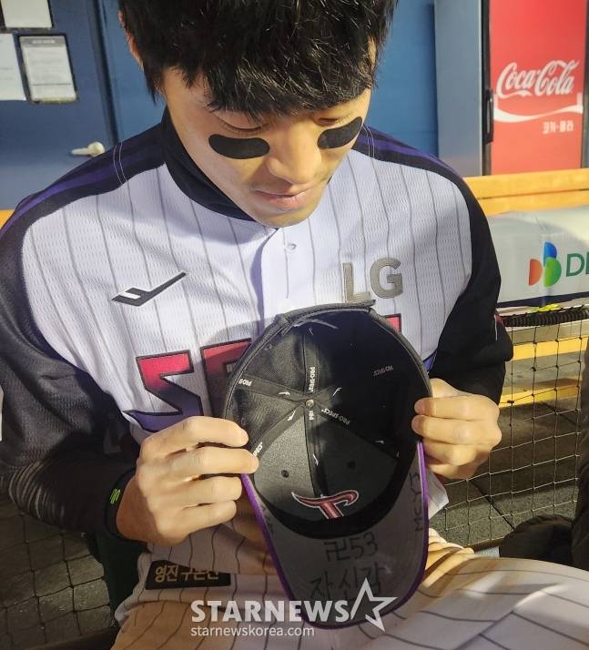 천성호가 자신의 모자에 새겨둔 글자들을 공개하고 있다. /사진=안호근 기자