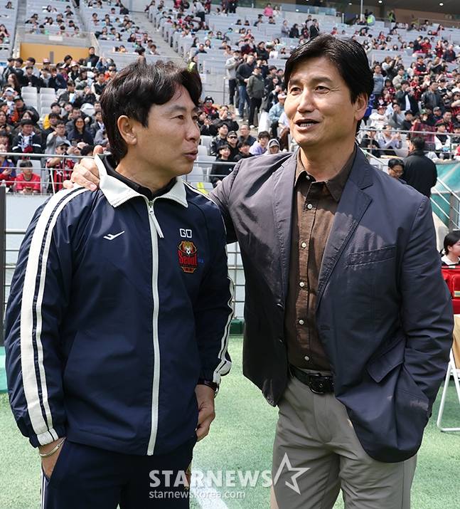 김기동(왼쪽) 감독과 정정용 감독. /사진=김진경 대기자