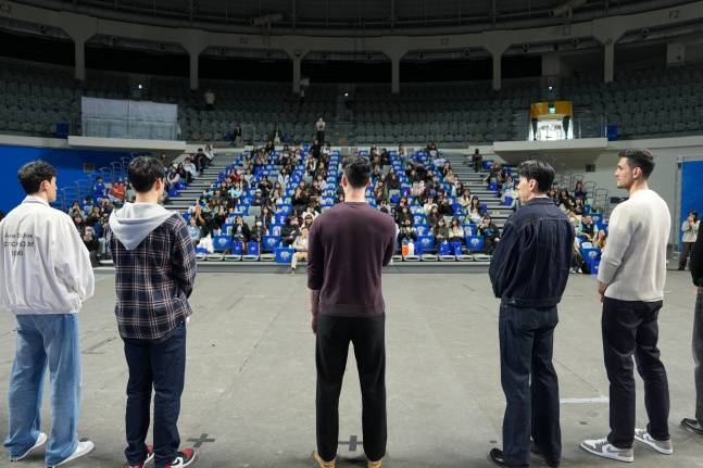 우리카드 제5대 사령탑이 된 박철우 감독(가운데)이 11일 오후 서울 장충체육관에서 열린 2026년 팬미팅에서 팬들 앞에 취임사를 밝히고 있다. /사진=우리카드 배구단 제공