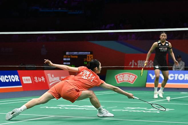 안세영(삼성생명·세계 1위)은 11일(한국시간) 중국 닝보의 올림픽스포츠센터 체육관에서 열린 2026 아시아배드민턴선수권대회 여자단식 준결승에서 같은 한국의 심유진(인천국제공항·세계 19위)을 게임스코어 2-0(21-14 21-9)로 꺾었다. 이날 안세영은 심유진을 단 36분 만에 제압하면서 아시아선수권대회 결승 진출에 성공했다. 만약 안세영이 대회 정상에 오르면 아시아선수권대회 첫 우승을 거머쥘 뿐만 아니라, 그동안 이루지 못했던 그랜드슬램도 달성한다. 연합뉴스