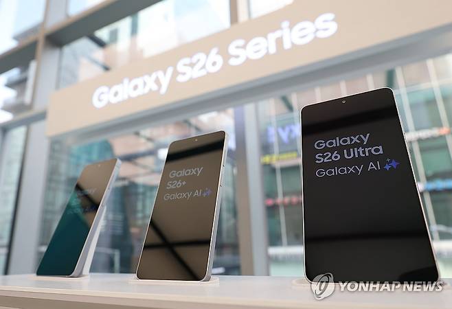 갤럭시 S26 시리즈, 출격 준비 완료 (서울=연합뉴스) 김성민 기자 = 삼성전자의 스마트폰 '갤럭시 S26 시리즈'가 공식 출시된 11일 서울 서초구 삼성 강남 매장에 제품들이 진열돼 있다. 2026.3.11 ksm7976@yna.co.kr