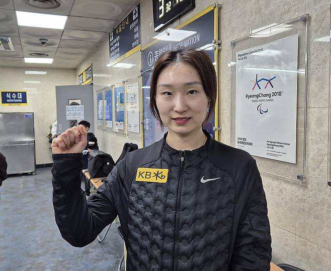 국가대표 은퇴 선언한 최민정 (서울=연합뉴스) 김경윤 기자 = 쇼트트랙 전설 최민정이 9일 서울 양천구 목동아이스링크에서 열린 2026-2027 쇼트트랙 국가대표 1차 선발대회를 마친 뒤 포즈를 취하고 있다.
최민정은 새 시즌을 끝으로 태극마크를 반납한다고 밝혔다. 2026.4.9 cycle@yna.co.kr