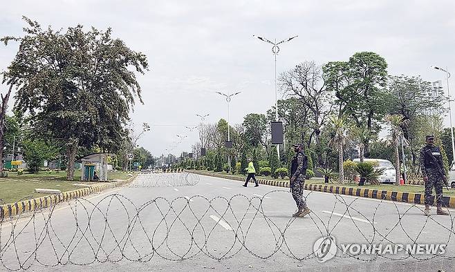 '미·이란 종전' 협상장 통제하는 파키스탄 군인들 (이슬라마바드=연합뉴스) 손현규 특파원 = 11일(현지시간) 미국과 이란의 첫 종전 협상을 앞두고 파키스탄 이슬라마바드에 마련된 협상장인 세레나 호텔로 집입하는 도로에서 경찰들이 차량을 통제하고 있다. 2026.4.11 son@yna.co.kr
