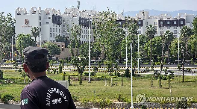 '미·이란 종전 협상' 열릴 파키스탄 세레나 호텔 (이슬라마바드=연합뉴스) 손현규 특파원 = 11일(현지시간) 미국과 이란의 첫 종전 협상이 열릴 파키스탄 세레나 호텔 인근에서 현지 경찰이 경계 근무를 하고 있다. 2026.4.11 son@yna.co.kr