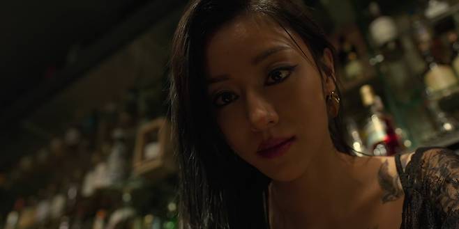 배우 강민아가 넷플릭스 시리즈 '사냥개들' 시즌2에서 파격 변신을 선보였다/사진=넷플릭스