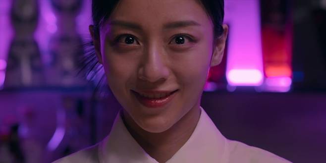 배우 강민아가 넷플릭스 시리즈 '사냥개들' 시즌2에서 파격 변신을 선보였다/사진=넷플릭스