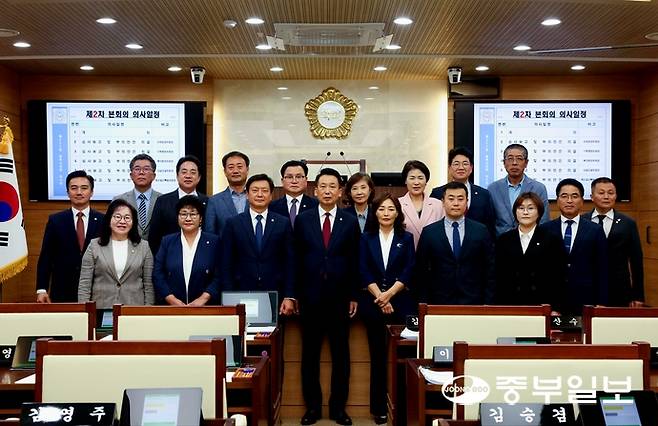 제9대 평택시의회 의원들이 지난 2024년 9월 제251회 임시회 제2차 본회의를 앞두고 기념촬영을 한다. 사진=중부일보 DB