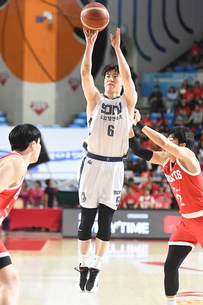 12일 서울 잠실학생체육관에서 열린 2025~2026 LG전자 프로농구 SK와의 PO 1차전 원정경기서 소노 이정현이 슛을 시도하고 있다. 사진=KBL