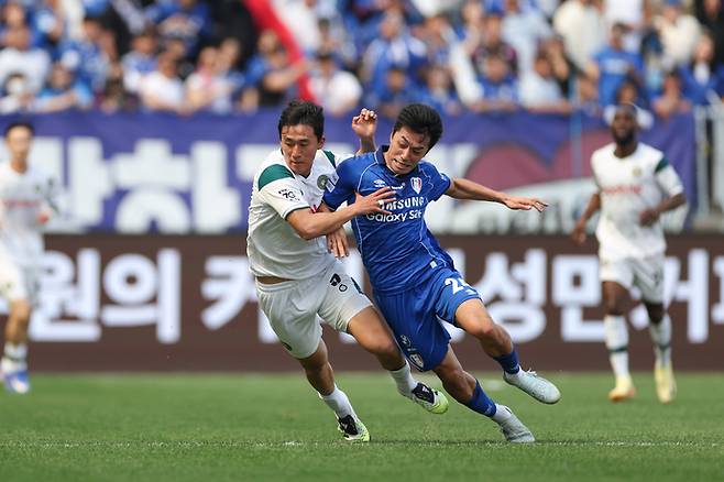 12일 수원월드컵경기장에서 열린 하나은행 K리그2 2026 7라운드 수원 삼성과 김포FC와의 경기서 김포 이찬형과 수원 고승범이 경합을 벌이고 있다. 사진=한국프로축구연맹