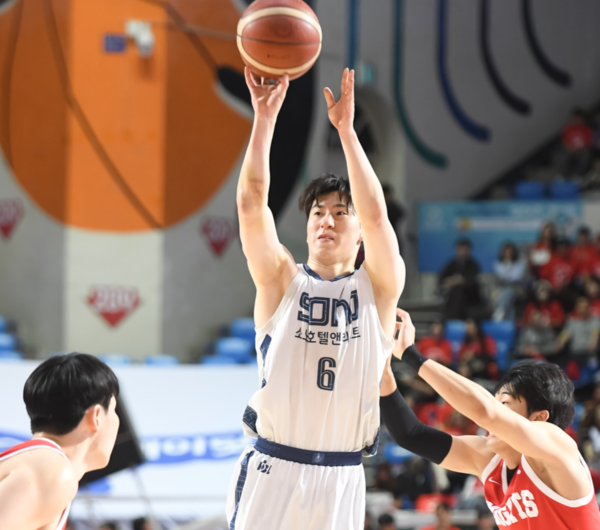 프로농구 고양 소노의 이정현이 12일 서울 잠실학생체육관에서 열린 서울 SK와의 6강 PO 1차전에서 슛을 시도하고 있다. <KBL 제공>
