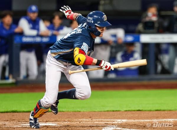 NC 다이노스 최정원이 10일 대구삼성라이온즈파크에서 열린 삼성 라이온즈와 경기에서 타격 후 1루로 뛰어 나가고 있다. /NC 다이노스