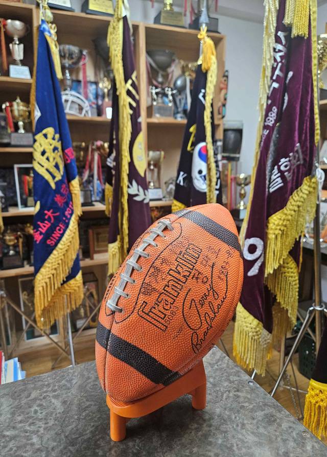 1983년 경북대 미식축구팀이 창단 시절 사용하던 공. 박경규 교수가 소장 중이다. 박 교수 제공