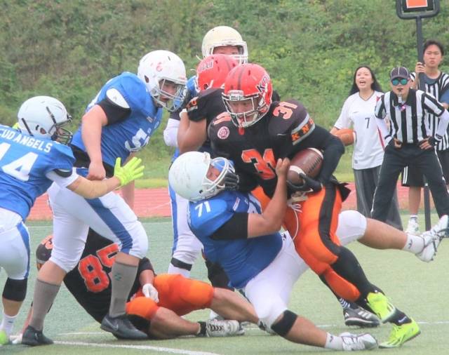 지난해 10월 2025 대구경북 대학 미식축구 추계리그 경기 모습. 경북대 러닝백 김효원(31번)이 대구가톨릭대 수비진을 상대로 돌파를 시도하고 있다. 경북대가 추계리그 우승을 차지했다. 대구경북미식축구협회 제공