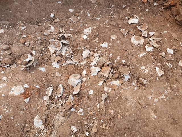 양산시 등이 2021년 상반기 법기리 요지에서 실시한 시굴조사에서 발굴한 사금파리. 양산시 제공.