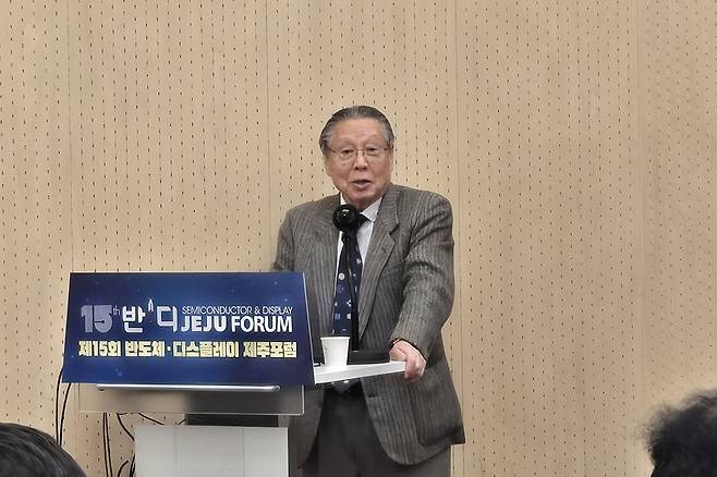 테리 히가시 라피더스(전 도쿄일렉트론 회장) 회장이 지난 10일 한국반도체디스플레이기술학회(KSDT) 주최로 제주대학교에서 열린 제15회 반디제주포럼에서 기조연설을 진행했다. / 사진=고명훈 기자