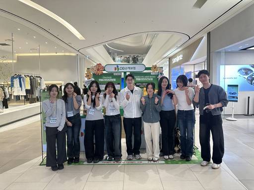 지난 5일 수원 스타필드에서 설채현 수의사(가운데)와 대학생 서포터즈 학생들이 오프라인 홍보 활동을 실시하고 기념촬영을 하고 있다./DB손해보험