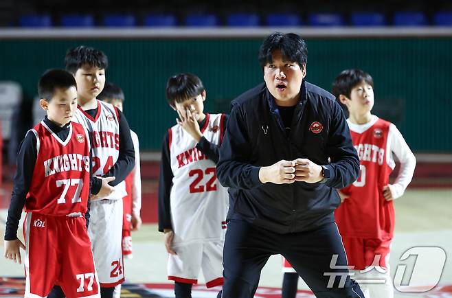박건일 SK 나이츠 유소년팀 코치가 7일 서울 송파구 잠실학생체육관에서 유소년팀 선수들을 지도하고 있다. 2026.4.7 ⓒ 뉴스1 최지환 기자