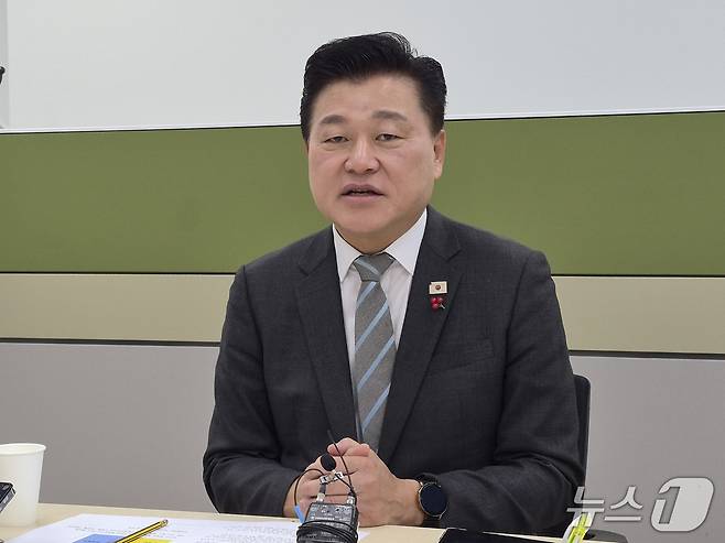 더불어민주당 충북지사 후보로 선출된 신용한 대통령 직속 지방시대 부위원장.