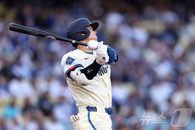 LA 다저스의 '슈퍼스타' 오타니쇼헤이가 12일(한국시간) 열린 2026 메이저리그 텍사스 레인저스전에서 1회말 동점 솔로포를 터뜨렸다. ⓒ AFP=뉴스1