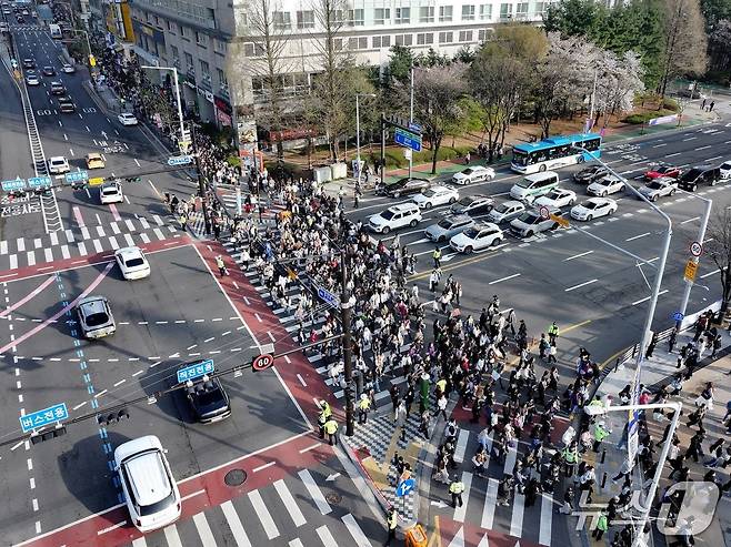 11일 BTS 공연장 인근 도로 횡단보도를 관람객들이 건너고 있다. (고양시 제공, 재판매 및 DB금지)